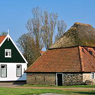 Traditioneel huisje en schuur in het dorp Den Hoorn, Texel, Nederland
